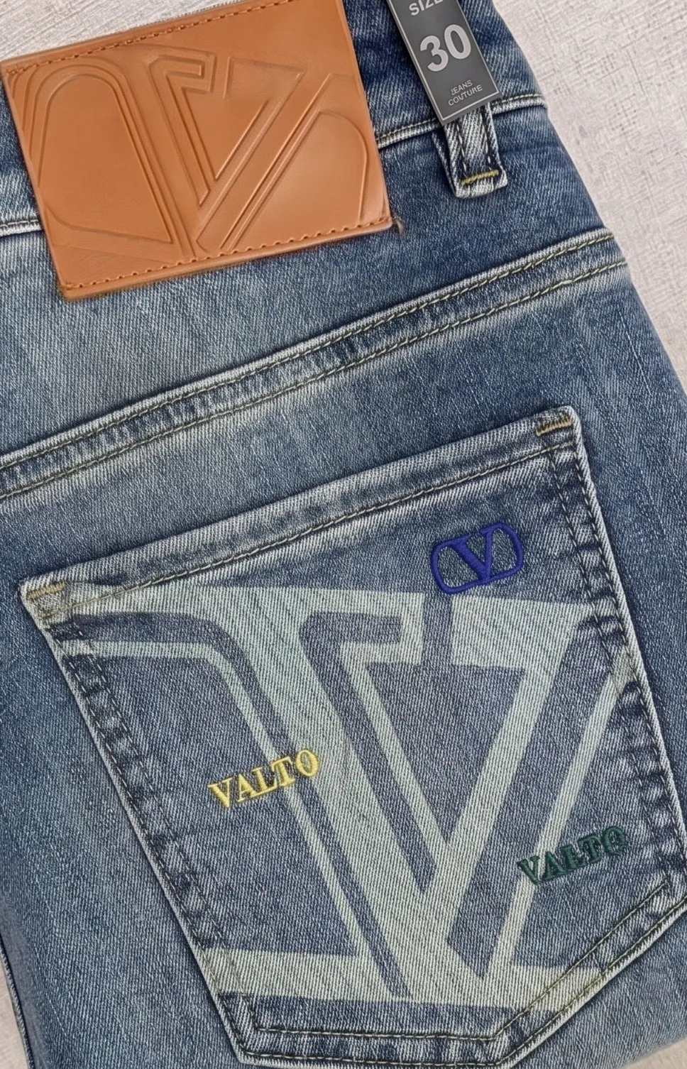 Valentino launches new men's casual jeans for spring and summer 2026! Heavy duty washed jeans! Customized fabrics are softer and more comfortable than ordinary denim fabrics! Ultra-heavy industrial washing process and dual-process washing. The entire pair of pants has a comfortable hand feel, and the level of fineness and breathable effect are top-notch. All hardware brand logos are custom-made, and the materials are selected with the best attributes. A good pair of jeans, the focus is on the fabric! The elasticity of the fabric is very good and the comfort is great! The fabric density is very high! ! The imported texture is very powerful! The low-key design style is simple and elegant! 28-38 (no 37)